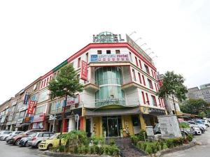 un grand bâtiment avec des voitures garées dans un parking dans l'établissement Best View Hotel Kota Damansara, à Kota Damansara