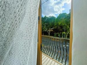 een balkon met uitzicht en een raam bij St Michael's House in Birgu