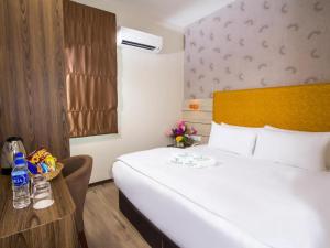 Giường trong phòng chung tại Tropicana Boutique Hotel +194 ảnh