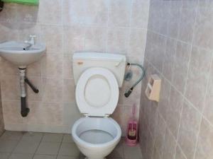 Ένα μπάνιο στο SPOT ON 89920 Muwaffaq Inn +57 φωτογραφίες