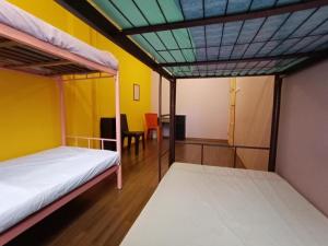 Postel nebo postele na pokoji v ubytování SPOT ON 90119 Bed's Guesthouse + 100 fotografií