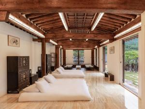 Postel nebo postele na pokoji v ubytování Rakkojae Hahoe Hanok Hotel