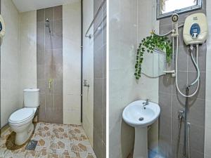 two pictures of a bathroom with a toilet and a sink at Hotel O Ummul Motel in Arau +18 photos