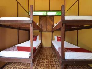 Postel nebo postele na pokoji v ubytování OYO 90630 Mat Leon Village + 60 fotografií