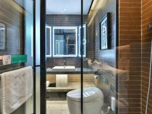 a bathroom with a toilet and a sink at James Joyce Coffetel·Huludao Xingcheng Seaside Tourist Scenic Spot in Huludao +224 photos