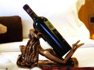 a statue of a person holding a bottle of wine at James Joyce Coffetel· Hefei Anhui Agricultural University in Hefei