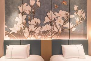 Postel nebo postele na pokoji v ubytování Magnotel Huludao Xingcheng Central Square Wenquan Street