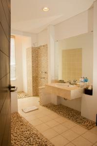 Koupelna v ubytování Hotel Santika Bangka