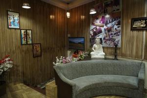 una stanza con una sedia e una statua di Hotel Auli D a Joshīmath