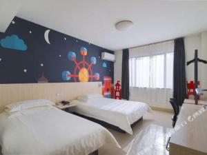 Postel nebo postele na pokoji v ubytování Jinjiang Inn Nanjing Xinjiekou Traditional Chinese Medicine Hospital Chaotiangong West Street + 167 fotografií