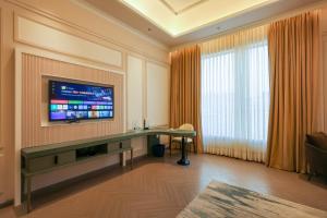 TV a/nebo společenská místnost v ubytování The Tivoli New Delhi