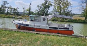 a boat is docked in the water at bateau tinkerbell in Labastide-dʼAnjou