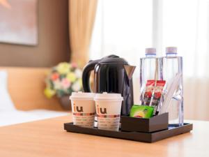 une cafetière et des tasses à café sur une table dans l'établissement IU Hotel Chengdu Pengzhou Municipal Government Branch, à Chengdu 153 autres photos