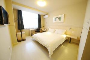Ένα ή περισσότερα κρεβάτια σε δωμάτιο στο Jinjiang Inn Baoding Baigou Town
