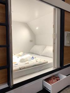 Giường trong phòng chung tại Sleepbox Hostel Suratthani +217 ảnh
