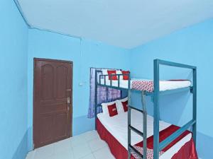 a room with two bunk beds and a blue ceiling at OYO 90454 Haza Harmoni Guesthouse in Kota Bharu