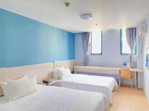 Ένα ή περισσότερα κρεβάτια σε δωμάτιο στο 7 Days Inn Nanjing Jiangning University Town