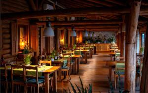 Reštaurácia alebo iné gastronomické zariadenie v ubytovaní Hotel Górski