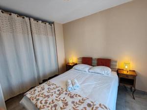 a bedroom with a bed with two towels on it at Cosy Perpi Gare in Perpignan
