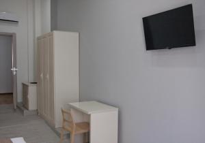 A television and/or entertainment centre at Brilliant Camere