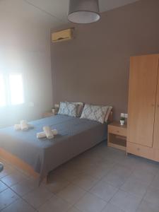 A bed or beds in a room at Cathrin Beach Apartments