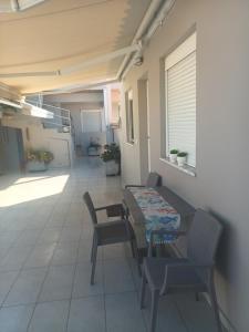 A seating area at Cathrin Beach Apartments