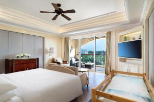JW Marriott Sanya Haitang Bay Resort & Spa的电视和/或娱乐中心
