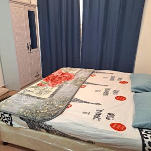 マスカットにあるGhubrah Mohammad dormitoryのベッド(上に毛布付)