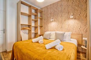 a bedroom with a bed with towels on it at VILLA 139 LA VAGUE - FRONT DE MER - appartement contemporain et terrasse sur cour - 2 à 6 personnes - Rez-de-chaussée in Houlgate