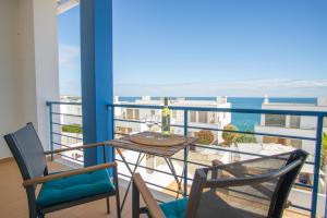 Μπαλκόνι ή βεράντα στο Baleias Guesthouse - 3 Bedroom Townhouse with private pool & sea view