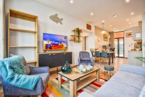 a living room with a couch and a table at VILLA 139 LA VAGUE - FRONT DE MER - appartement contemporain et terrasse sur cour - 2 à 6 personnes - Rez-de-chaussée in Houlgate