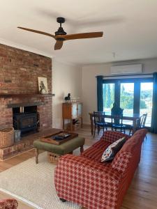 Χώρος καθιστικού στο Livingstone-Omeo Hideaway +44 φωτογραφίες