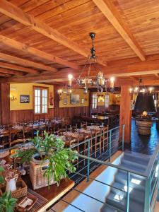 restauracja ze stołami i krzesłami oraz żyrandolem w obiekcie HOTEL PIORNEDO w mieście Lugo