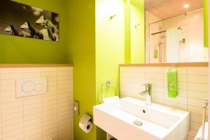 Ein Badezimmer in der Unterkunft Hey Lou Hotel Piding