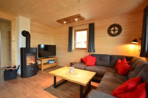 Μια τηλεόραση ή/και κέντρο ψυχαγωγίας στο Holzar Chalet - Feriendorf Via Claudia Haus 72