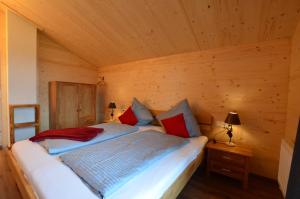 Ένα ή περισσότερα κρεβάτια σε δωμάτιο στο Holzar Chalet - Feriendorf Via Claudia Haus 72