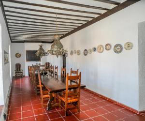 a dining room with a table and chairs and plates on the wall at Casa Serenna in Torrejón de Velasco