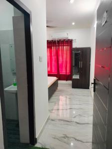 Ένα μπάνιο στο Luxury room Near IIM College