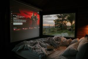 Televízia a/alebo spoločenská miestnosť v ubytovaní Feelmore Tiny House Eger