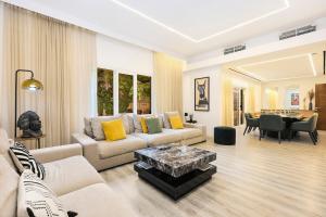Khu vực ghế ngồi tại FIRST CLASS Villa Quiet Class in the Meadows