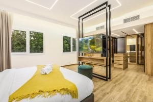 Giường trong phòng chung tại FIRST CLASS Villa Quiet Class in the Meadows