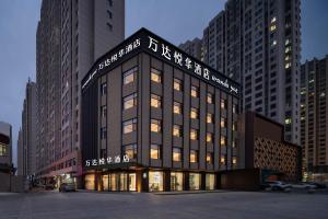 un edificio con escritura encima en Wanda Yue Hotel Tangshan North Station, en Tangshan