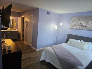 ラスベガスにあるAffordable 2br-2ba Condo - Extra Amenitiesの青い壁のベッドルーム1室(ベッド1台付) +16枚の写真