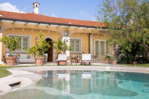 een zwembad voor een huis bij Luxury Marble House in Pietrasanta