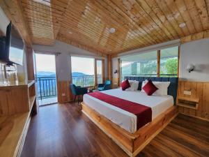 Ένα ή περισσότερα κρεβάτια σε δωμάτιο στο The Kufri House