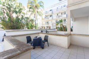 En balkon eller terrasse på Bilocale Corso Italia 694 con piscina - Salento Reservation + 22 billeder