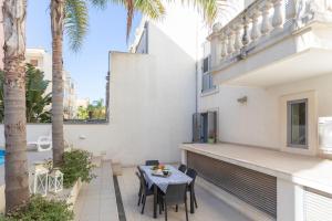 En balkon eller terrasse på Bilocale Corso Italia 694 con piscina - Salento Reservation