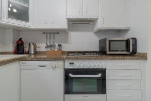 A kitchen or kitchenette at Cordoba COol Vailima