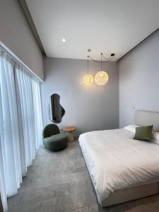 1 dormitorio con 1 cama, 1 silla y TV en Hsia Mu Le, en Zhongpu 20 fotos más