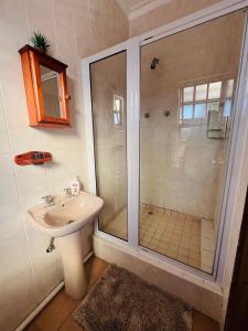 Ένα μπάνιο στο Rest Haven Bed and Breakfast +32 φωτογραφίες